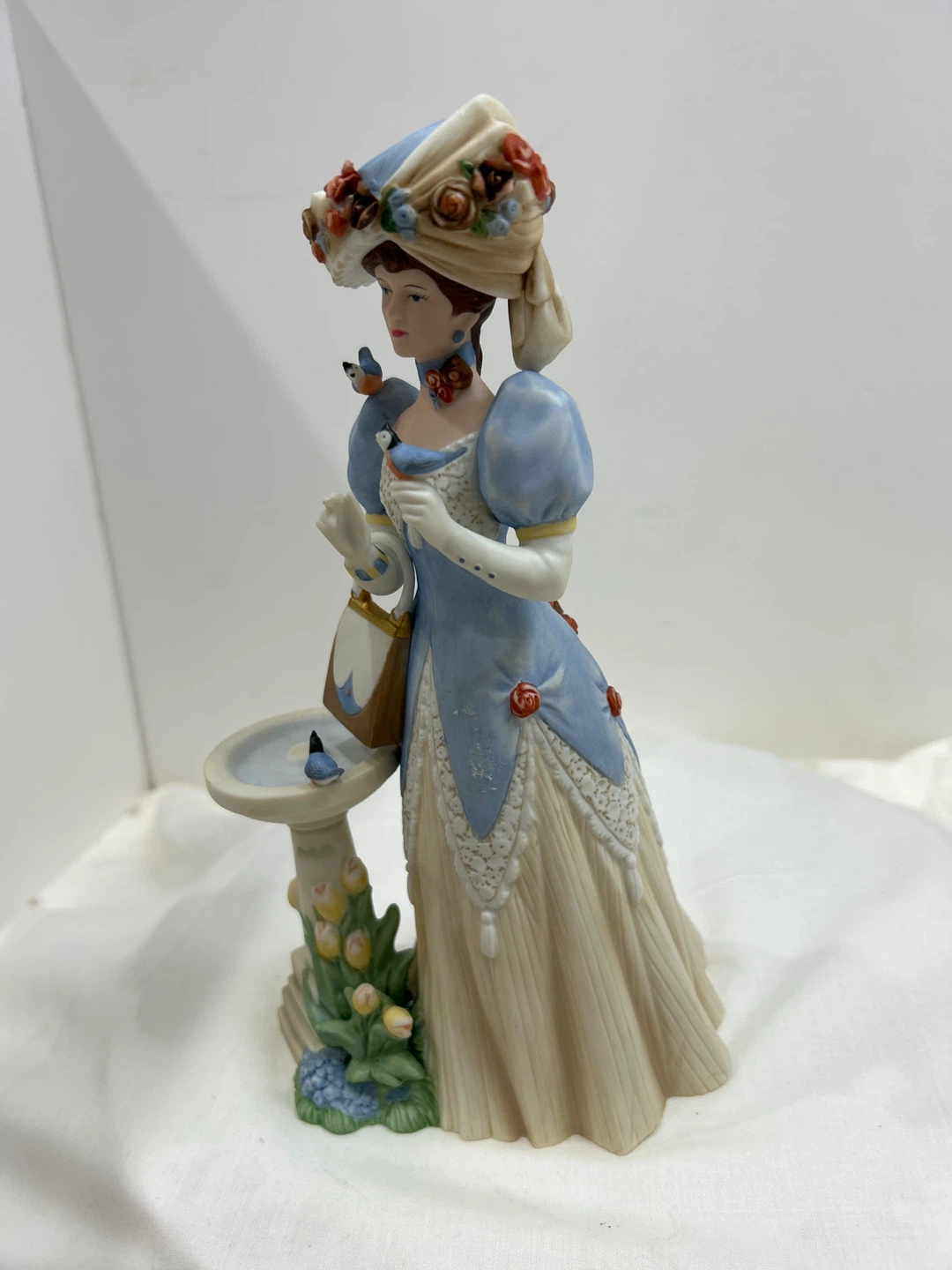 Vintage 1998 Mrs Albee award porcelain figurine  collectible - photo 4