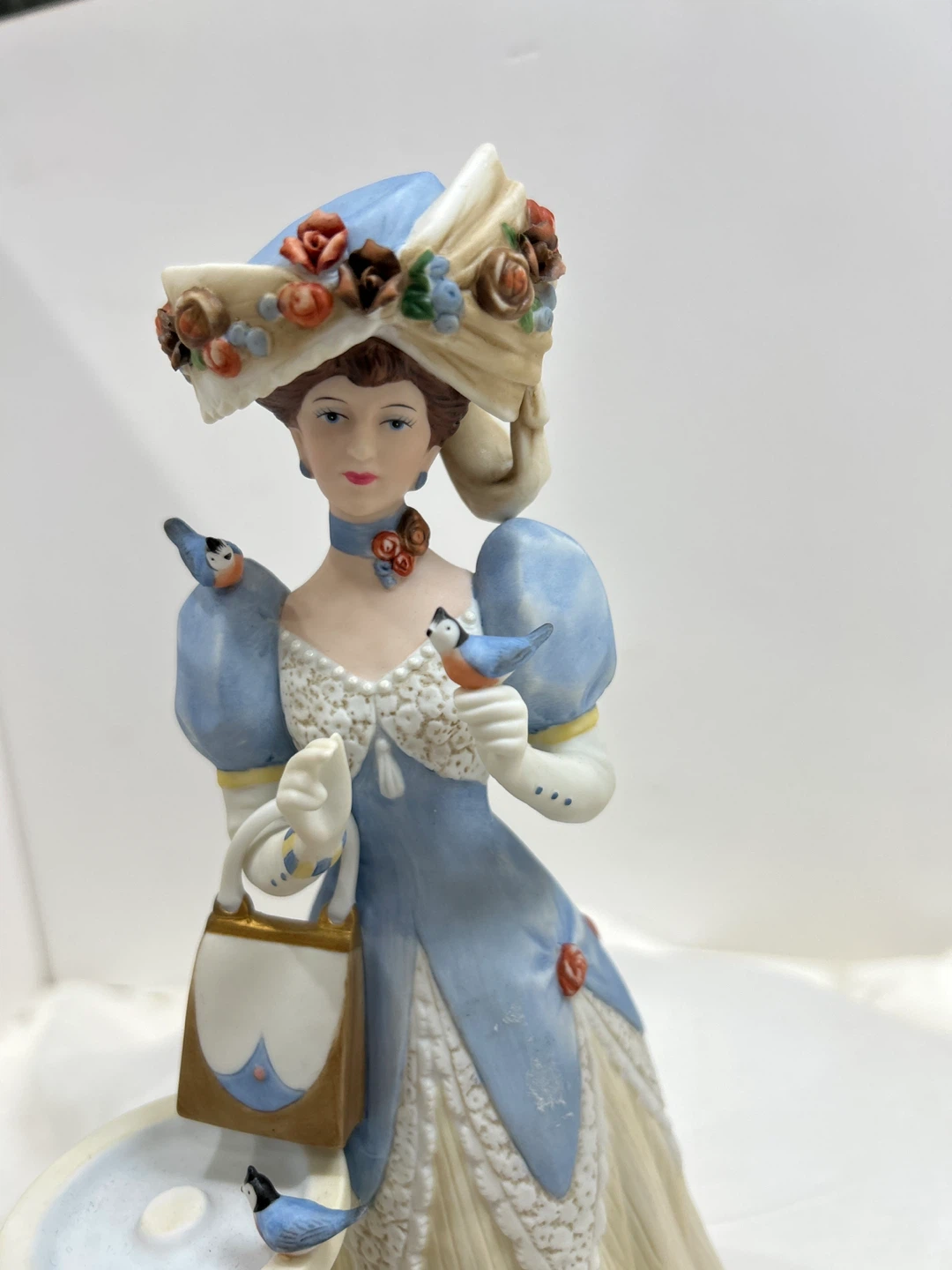 Vintage 1998 Mrs Albee award porcelain figurine  collectible - photo 2