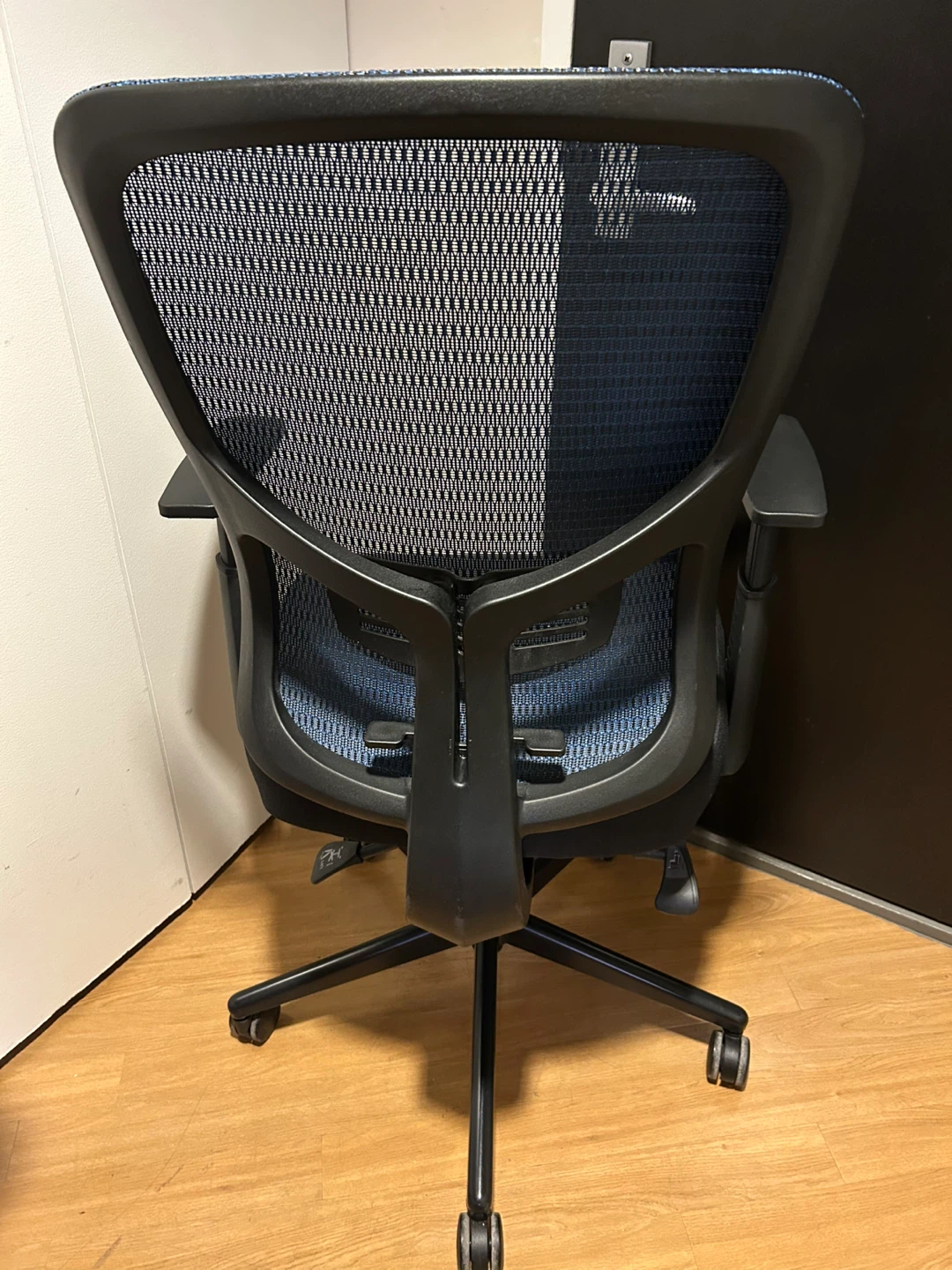 Ergonomic Mesh Office Chair - photo 2