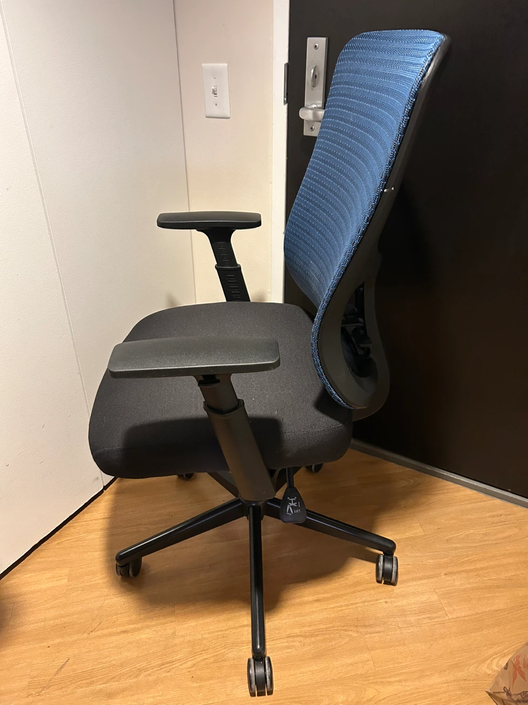 Ergonomic Mesh Office Chair - photo 3