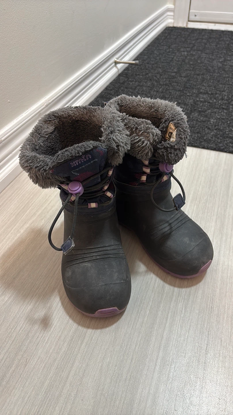 Kids winter boots in size 12