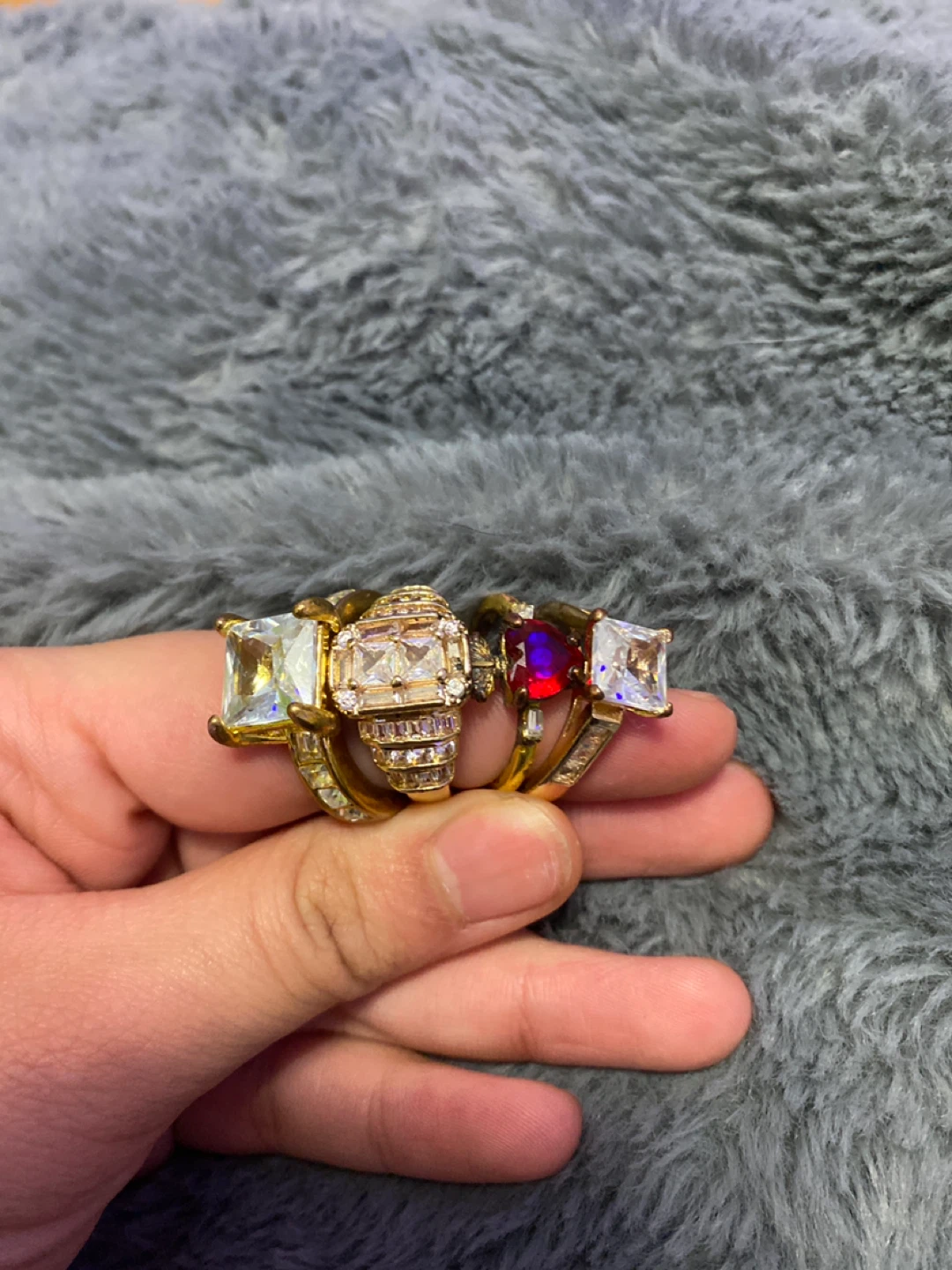 Gold-tone ring with square-cut gemstone 🏆