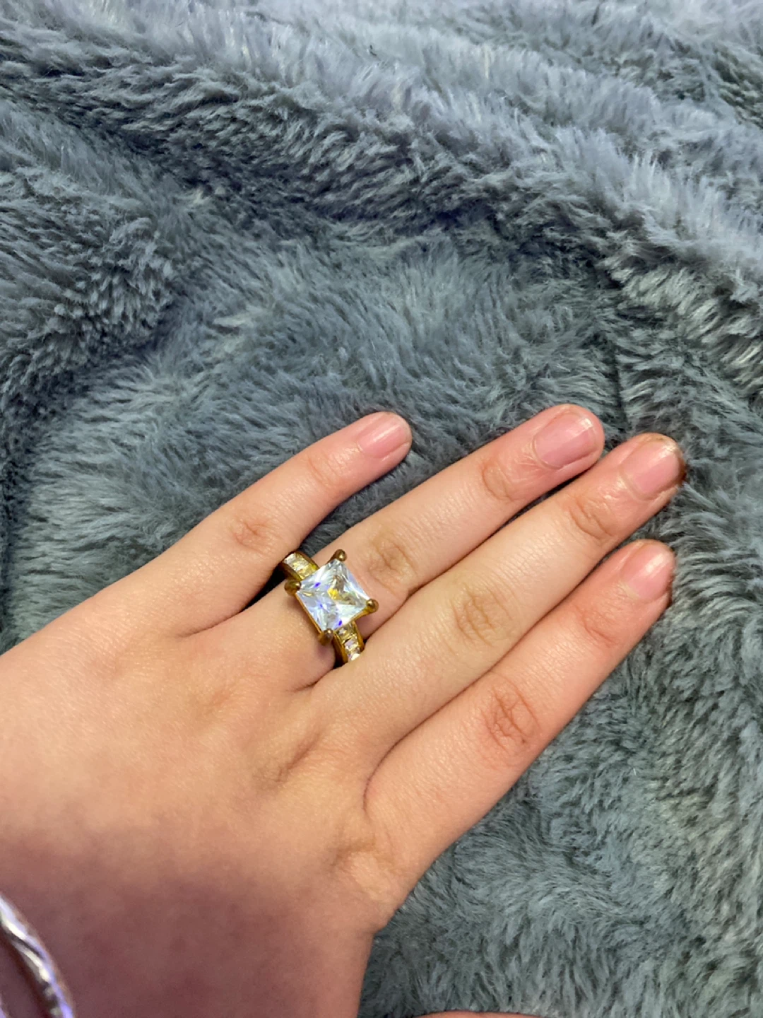 Gold-tone ring with square-cut gemstone 🏆 - photo 2