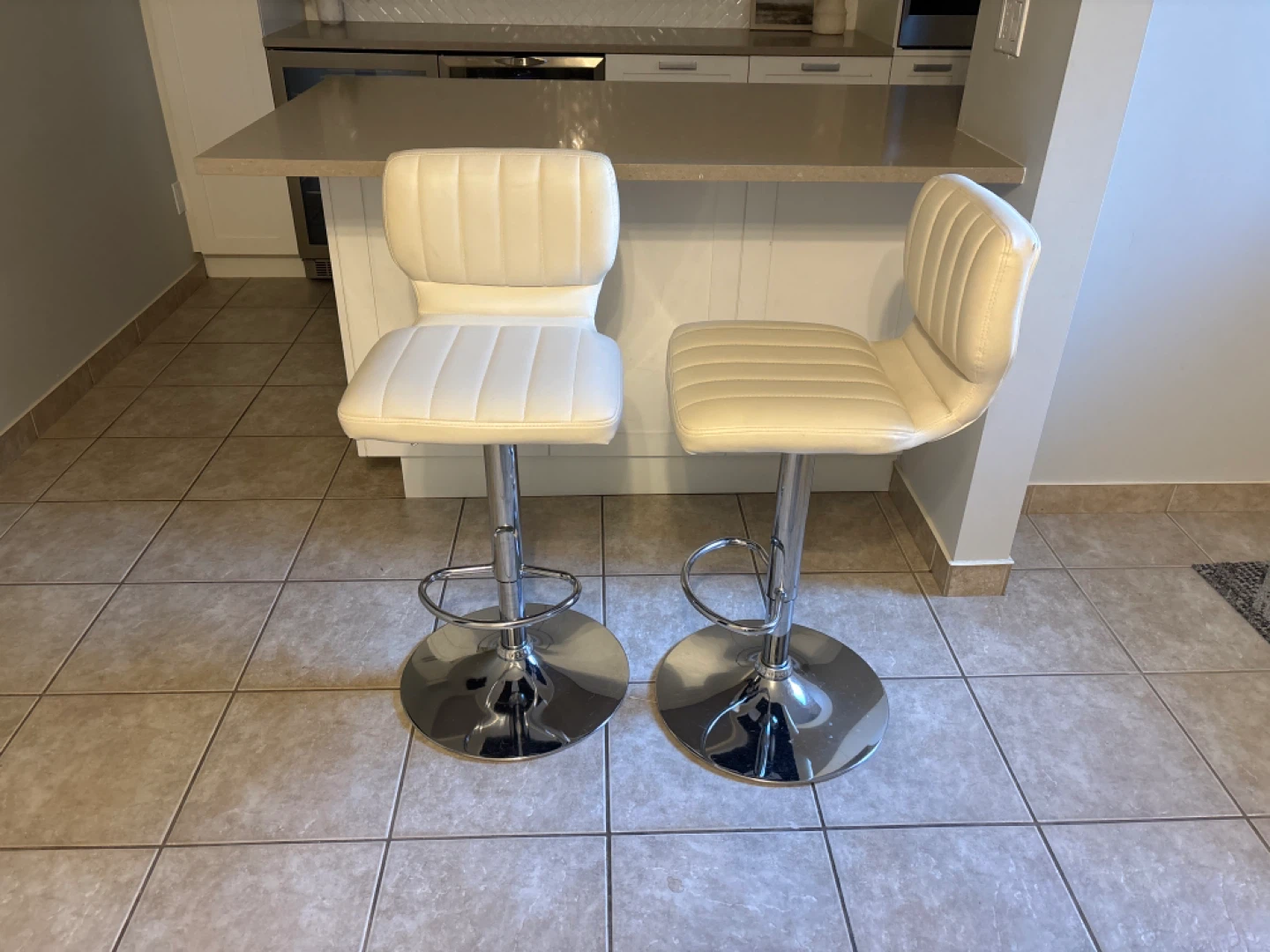 Set of 4 white Faux Leather Bar Stools