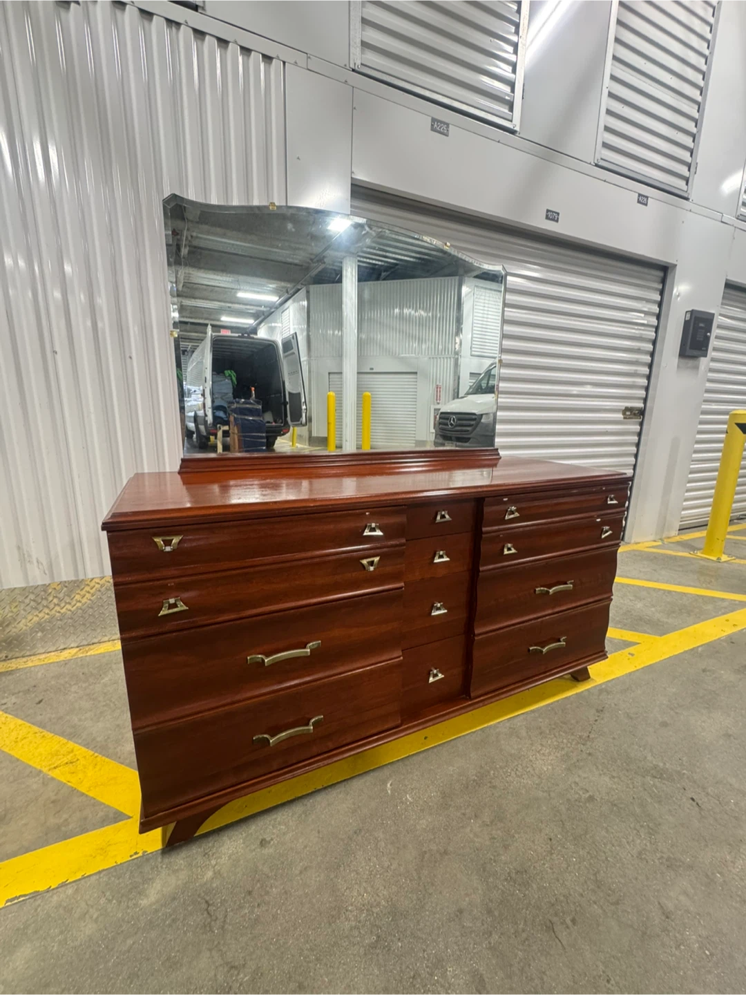 Free delivery mcm dresser & mirorr - photo 3