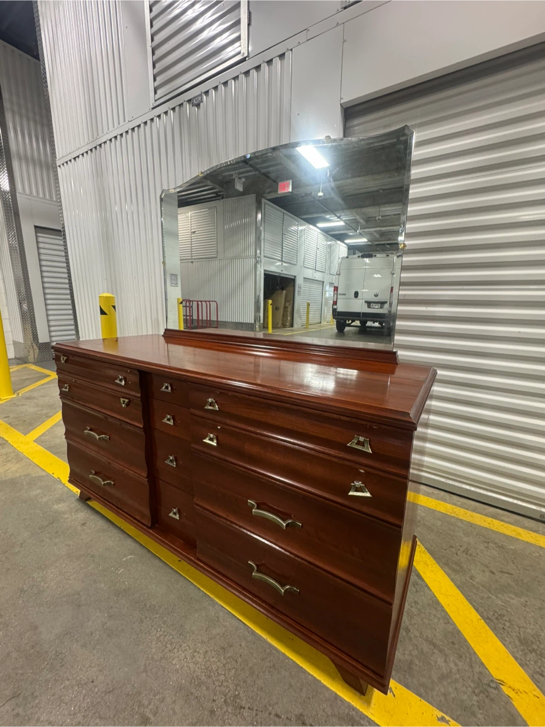 Free delivery mcm dresser & mirorr - photo 4