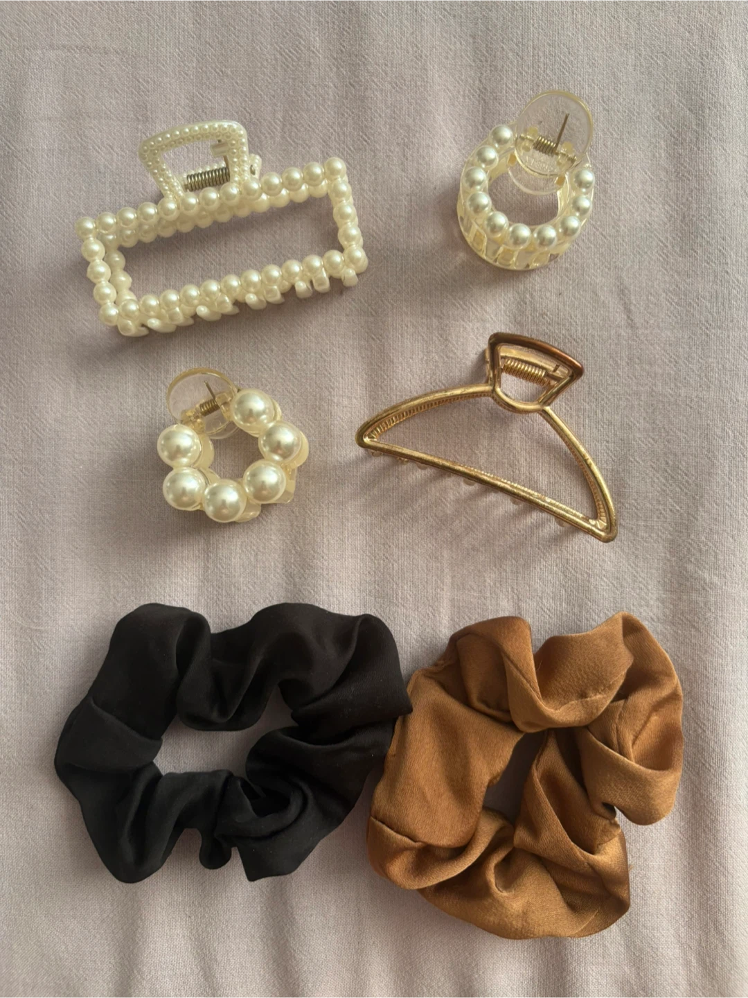 BN Elegant Pearl and Gold Hair Clips and Scrunchies