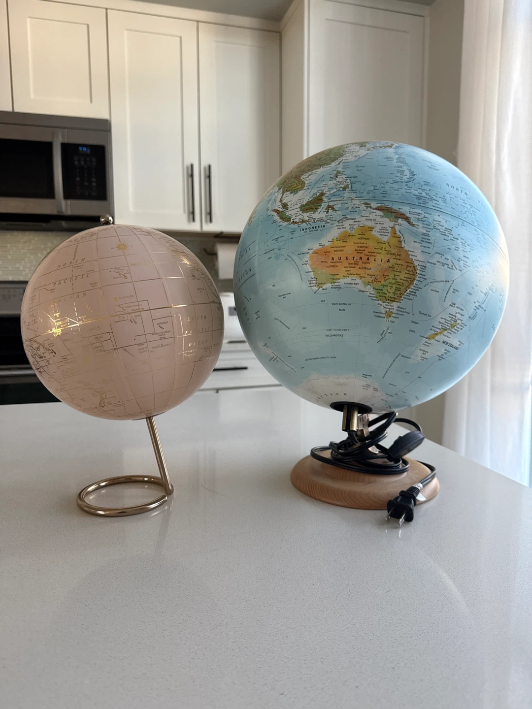 Illuminated Globe with Wooden Base - photo 4