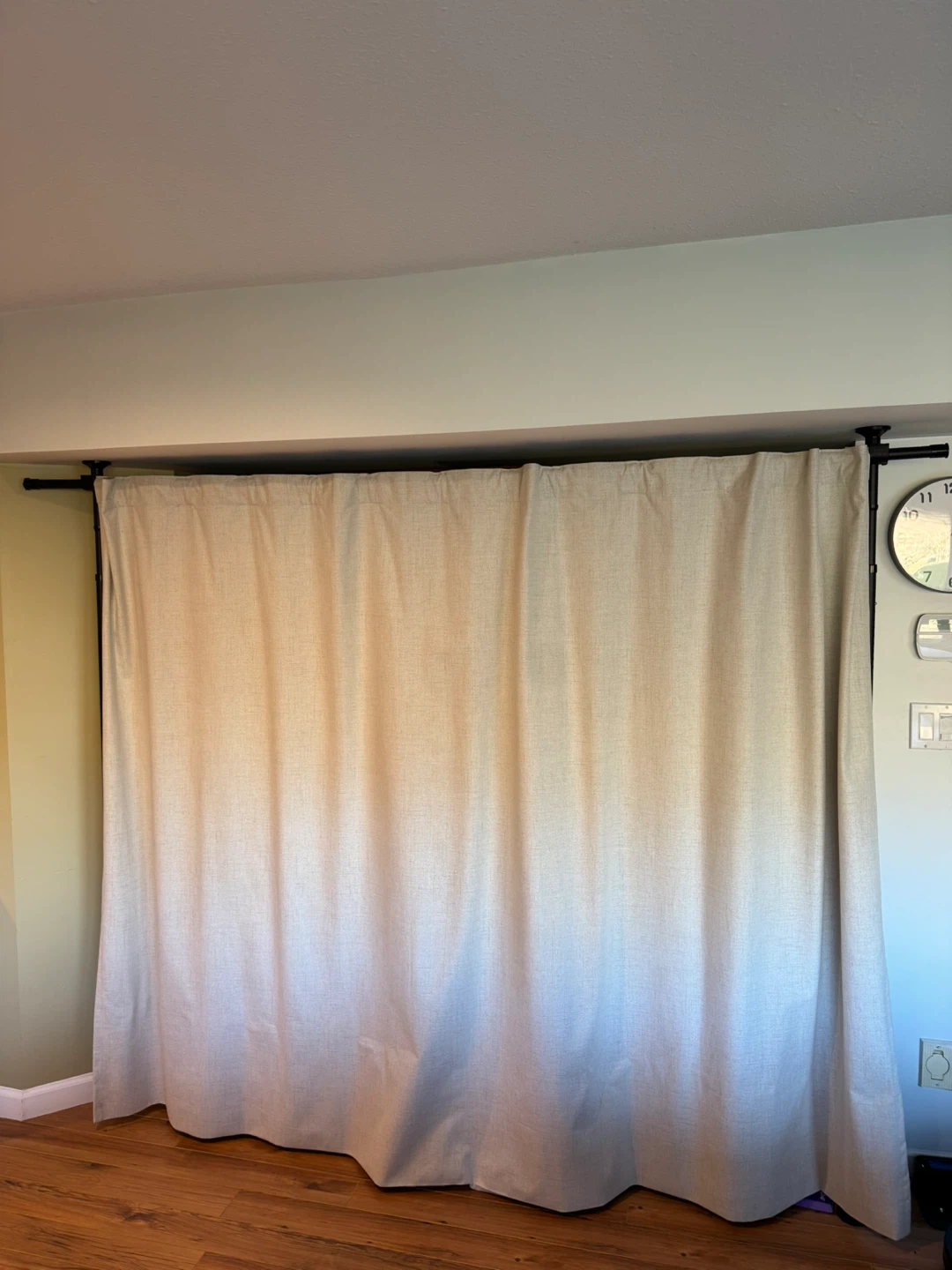 Free standing room divider curtain rod