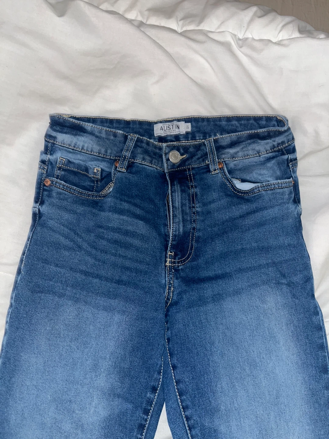 Tear on side - Austin Flare Jeans Size 5 - photo 2