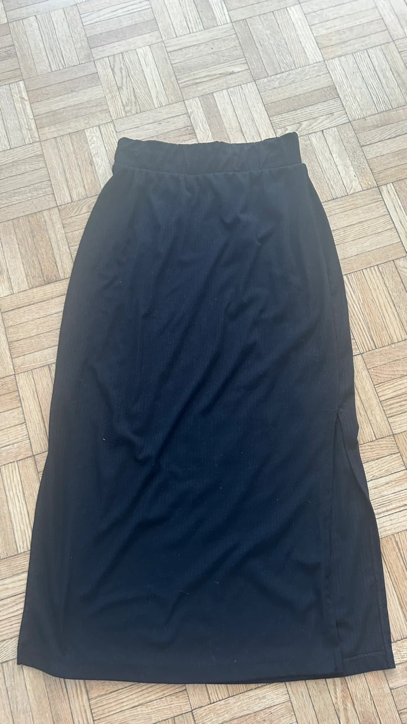 Black midi skirt with side slit