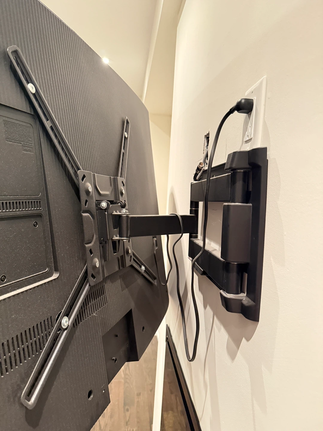 Barakan Flat/Curved TV Long Wall Mount