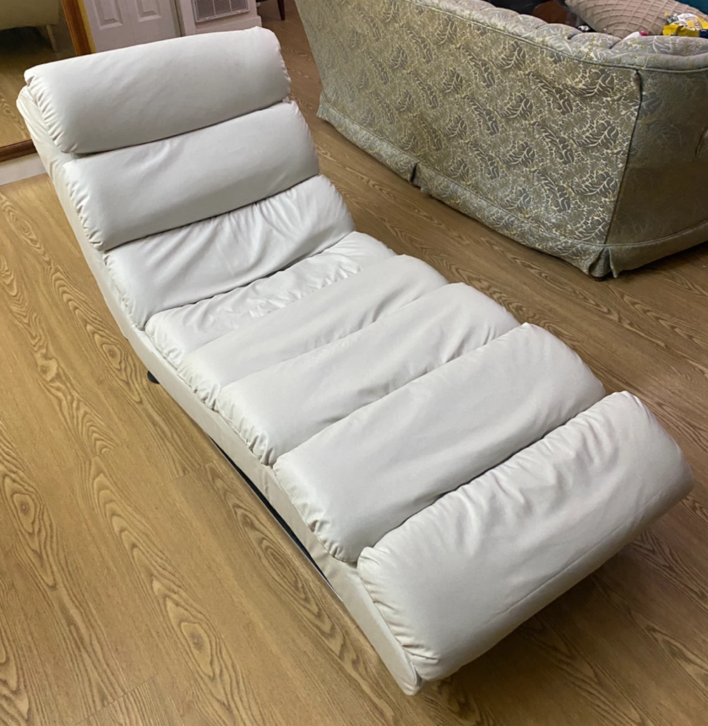Modern Light Grey Chaise Lounge Chair (CAN DELIVER)