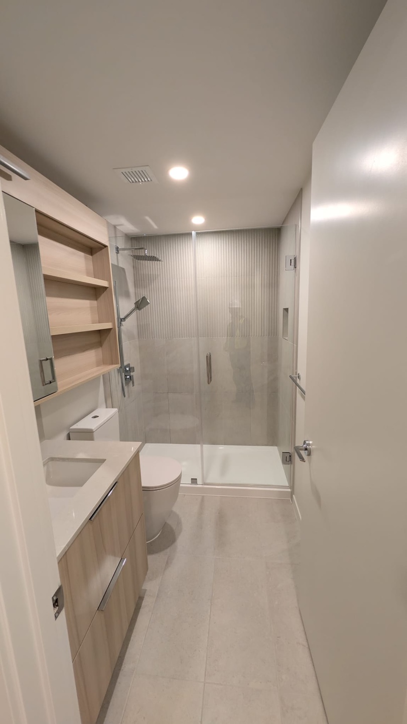 Lougheed 1bed+1den+1bath new high-rise! - photo 2