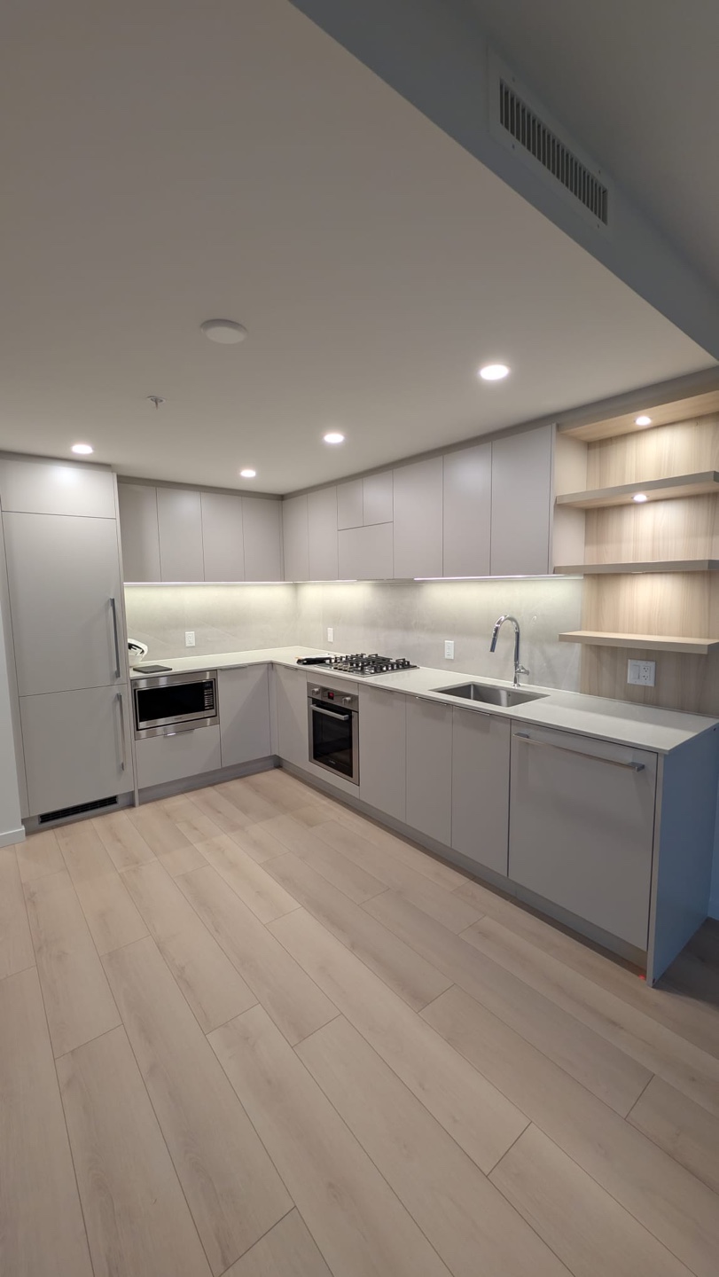 Lougheed 1bed+1den+1bath new high-rise!