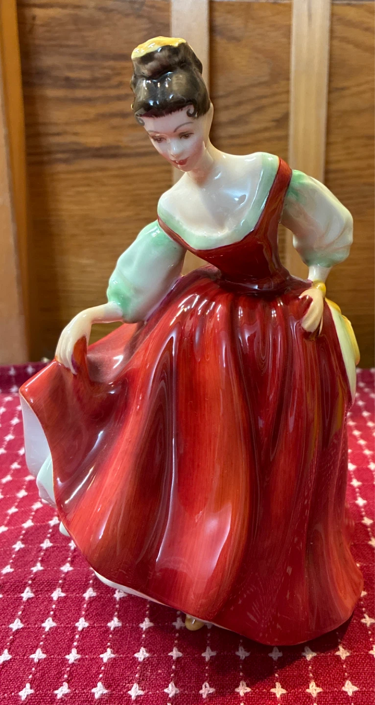 Vintage Royal Doulton Figurine Fair Lady HN2833