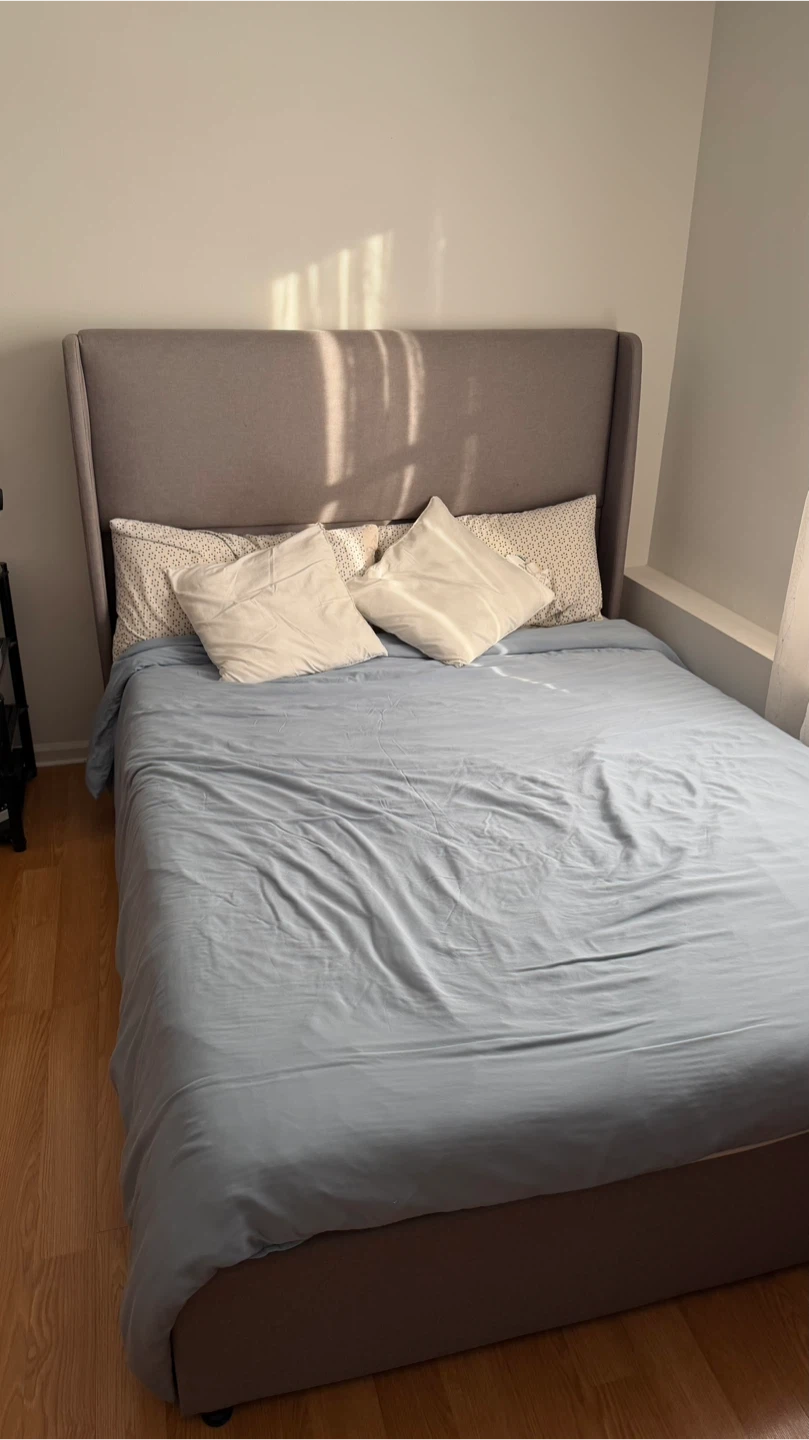 Upholstered Platform Storage Bed (Queen) frame and mattress - photo 2