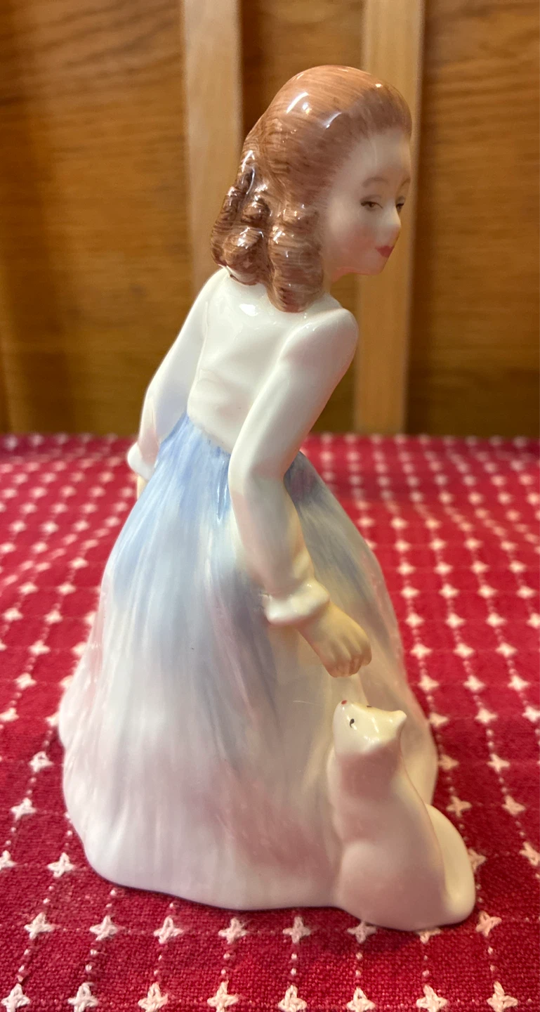 Vintage Royal Doulton Figurine “Andrea” 5.5” - photo 3