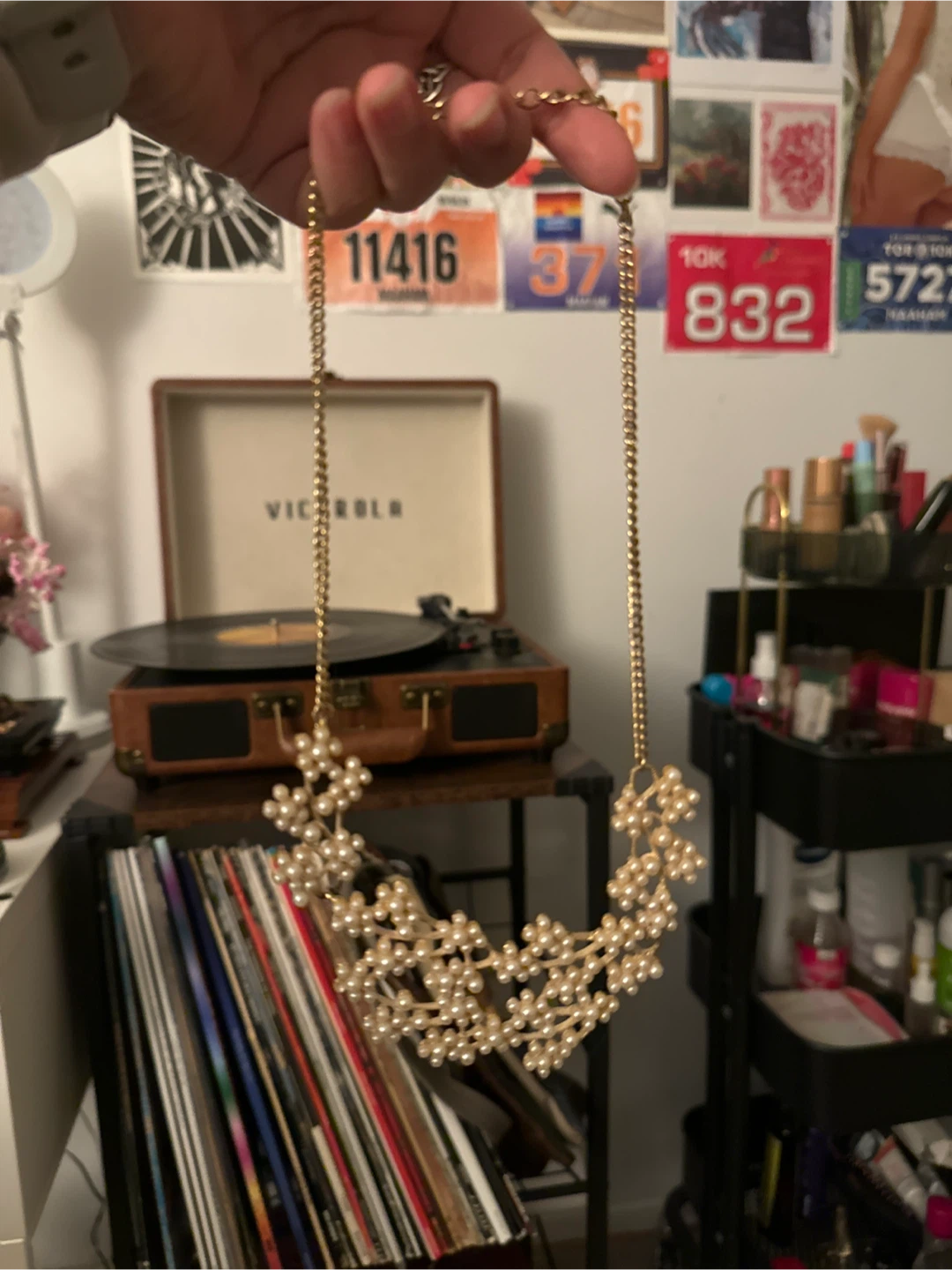 Gold tone faux pearl statement necklace - photo 2