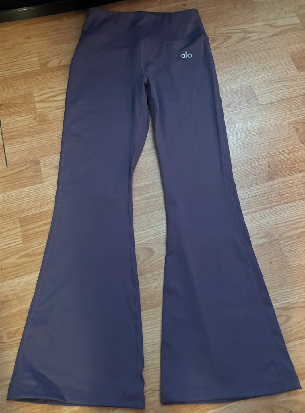 Brand New ALO Yoga Athleisure Set - Top and Flare Pants - photo 3
