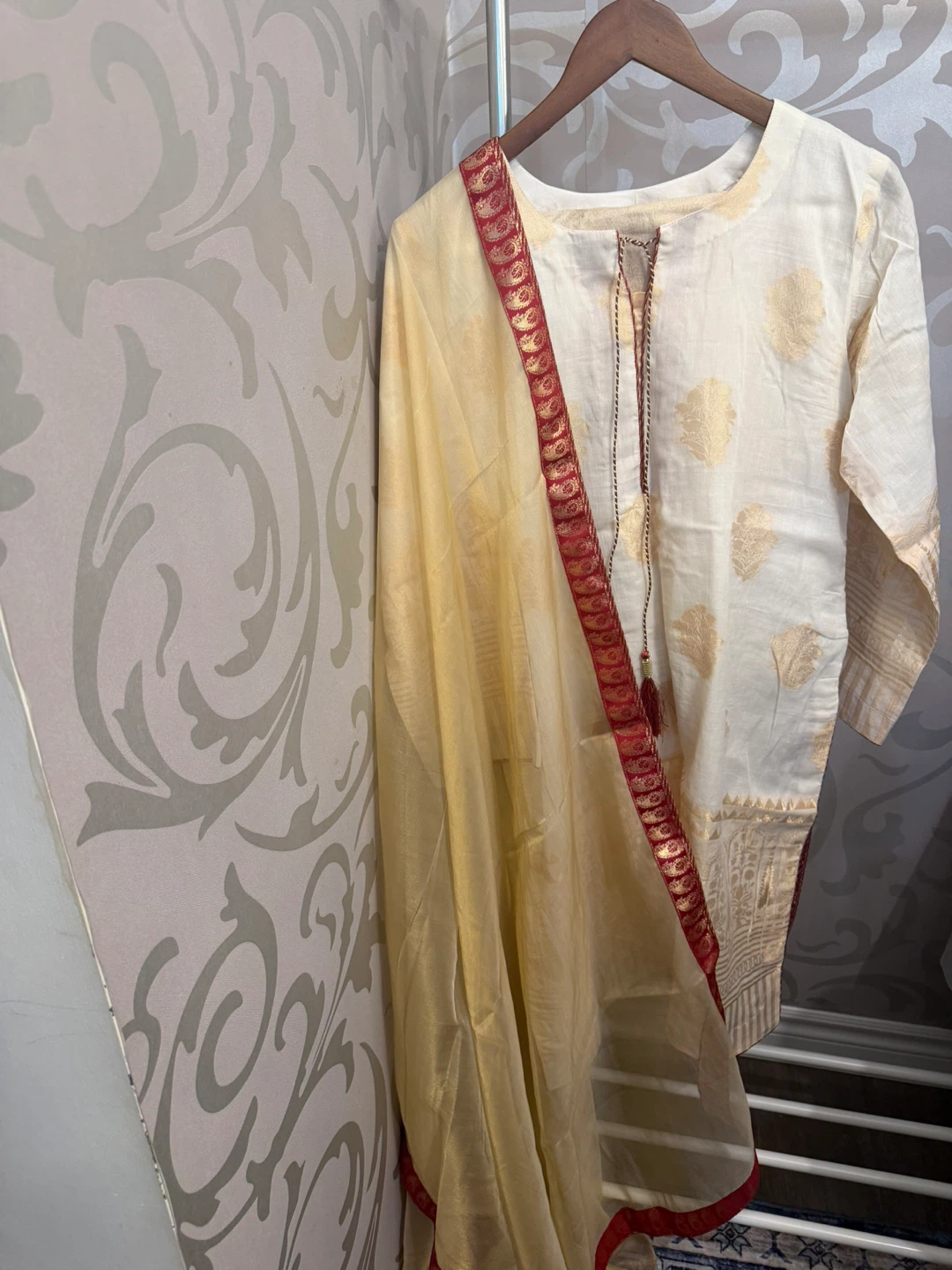Women's Cream & Gold Kurti pants with Dupatta