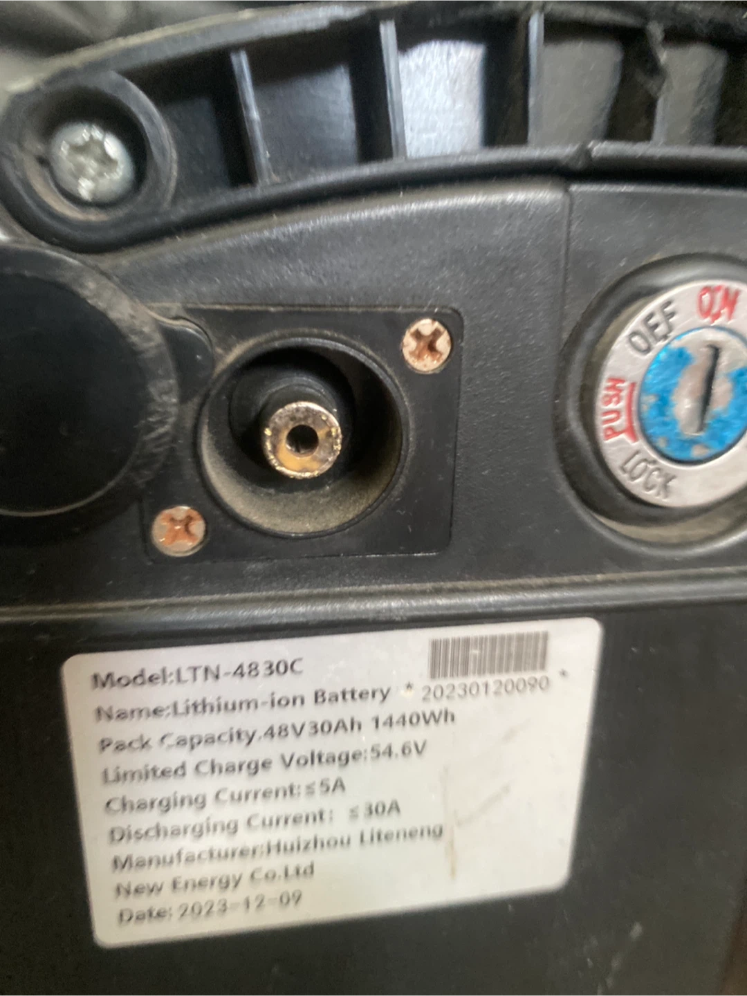G AC/DC Charger 58.8V 2.0A cut top - photo 5
