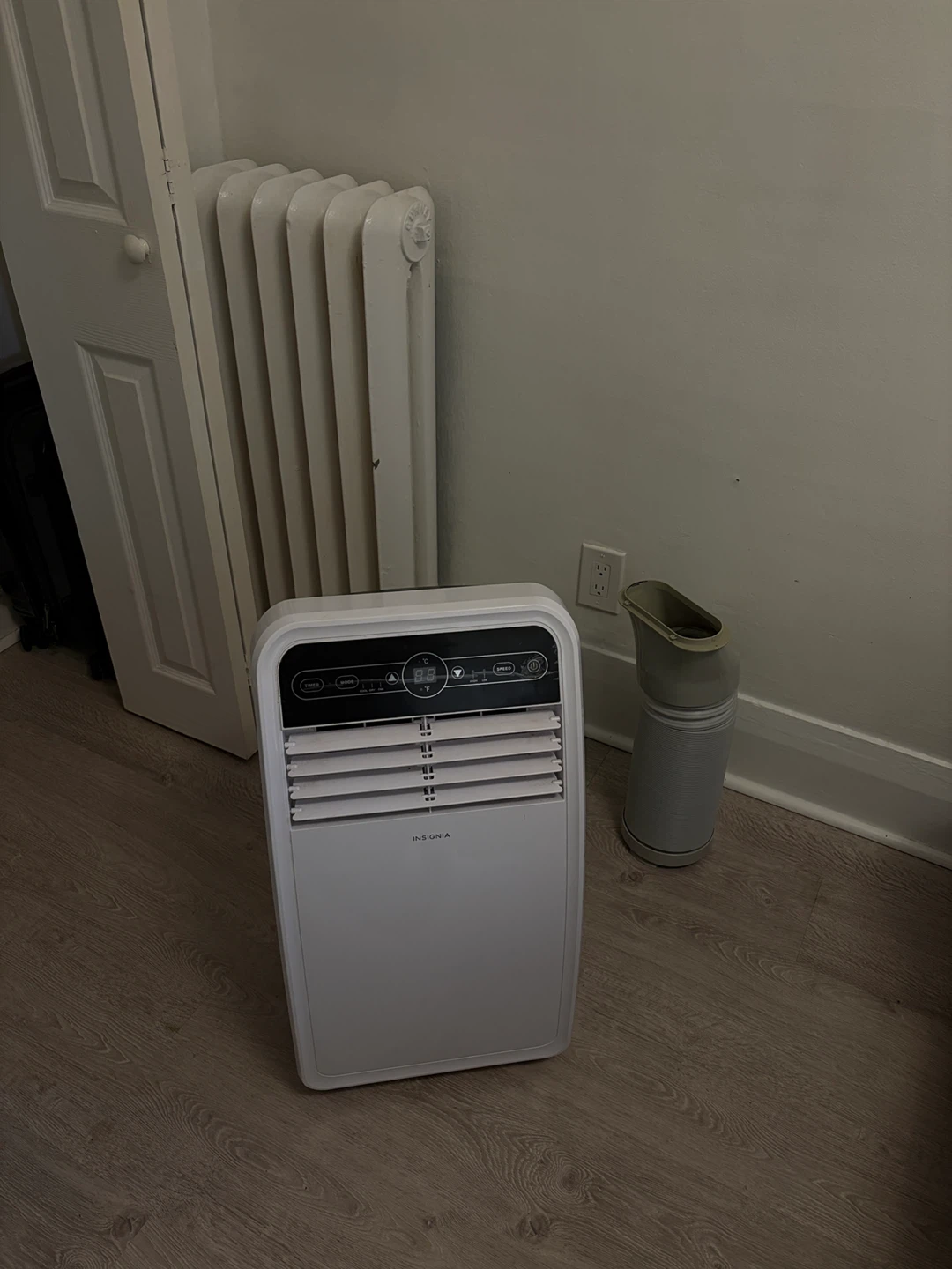 Insignia Portable Air Conditioner NS-AC8RWH9-C