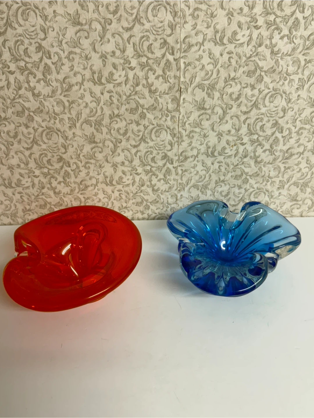 Set of 2 Glass Ashtrays/Trays - Red and Blue - photo 2