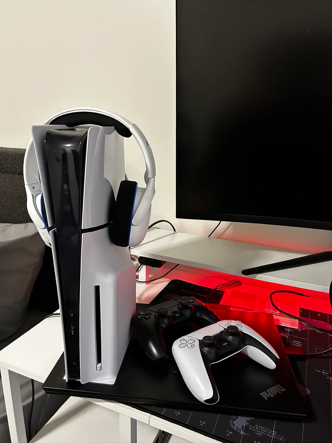 Ps5 + headset + controllers - photo 3