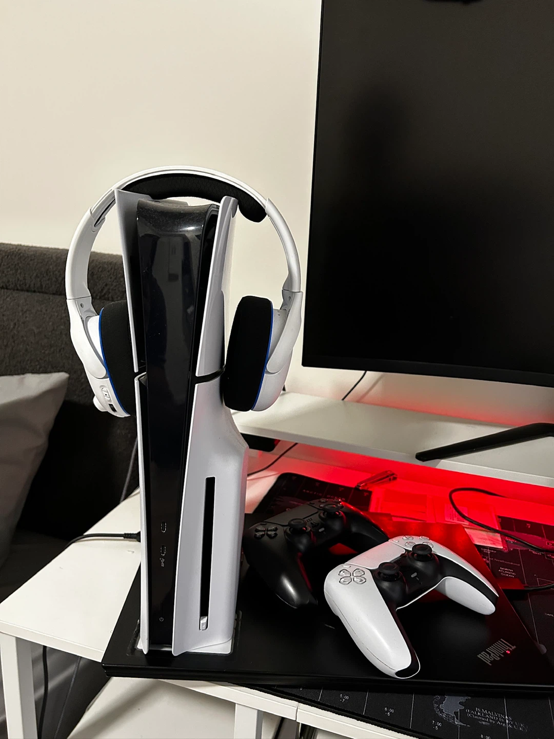 Ps5 + headset + controllers