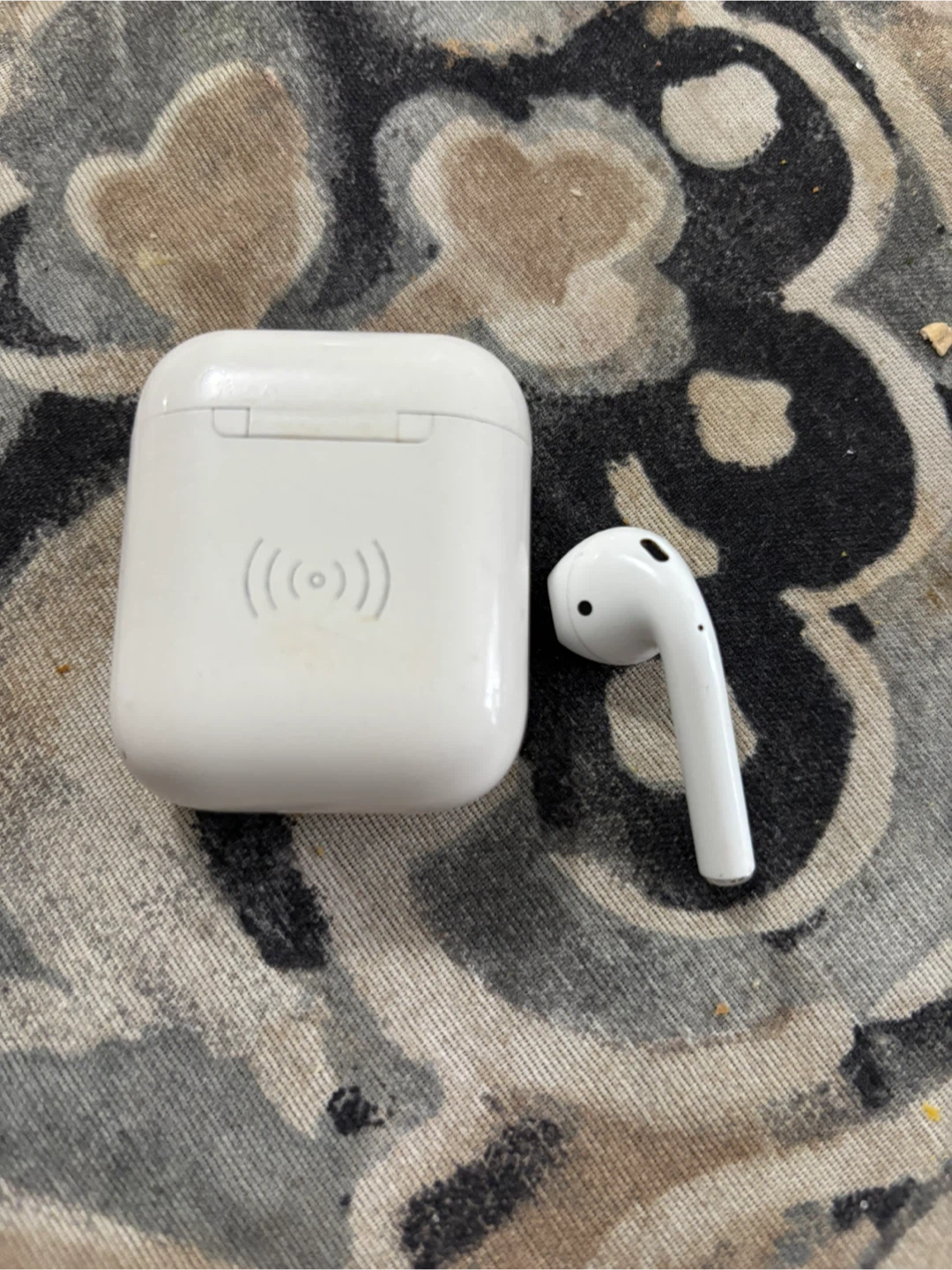 White Wireless Earbuds with Charging Case - photo 2