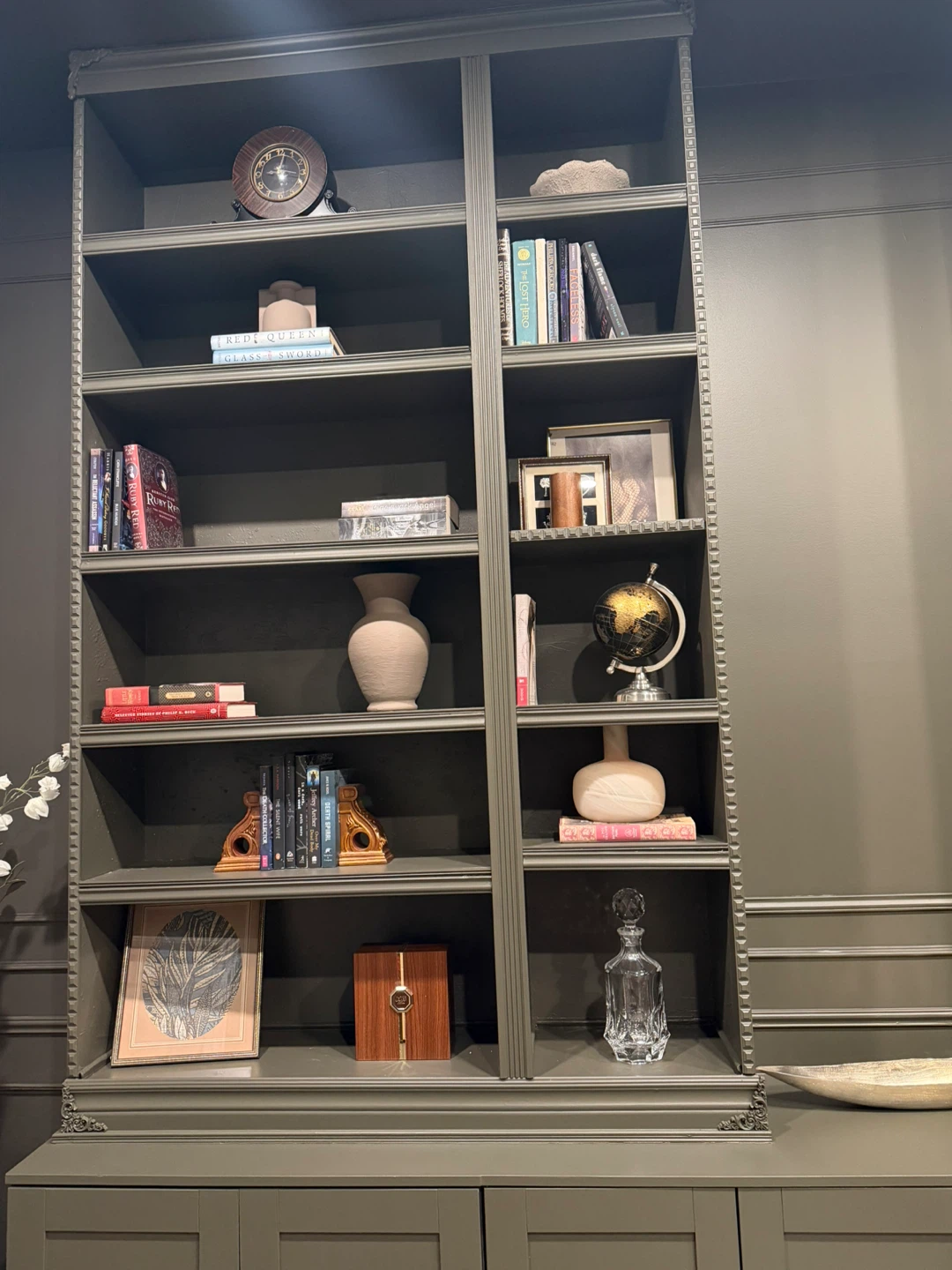 Various Books on Shelves and accessories - photo 2