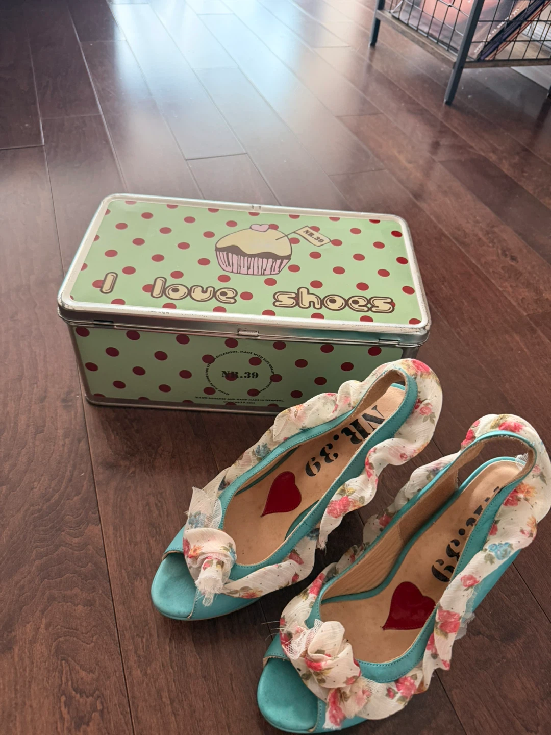Blue leather Peep-Toe Heels with Floral Ruffle Detail(Size 9)🏆