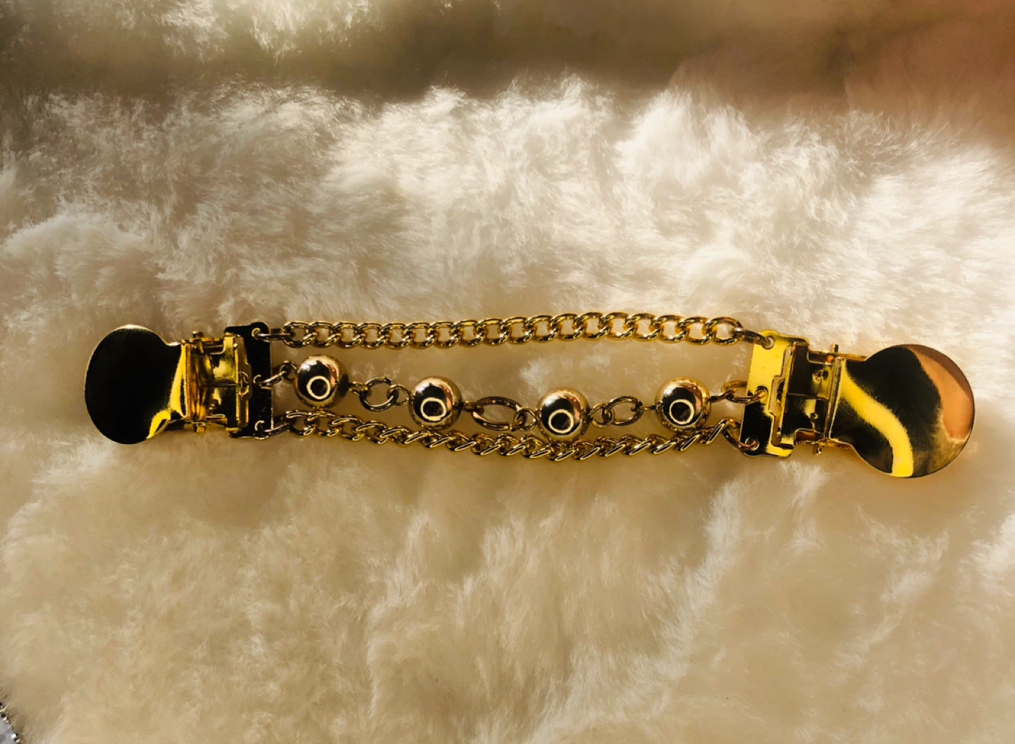 Gold Tone Chain Sweater Clip 🏆