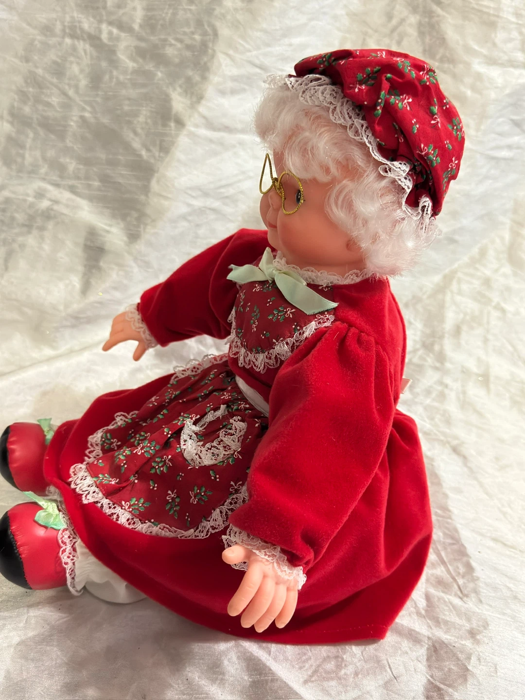Mrs. Claus Doll - photo 3