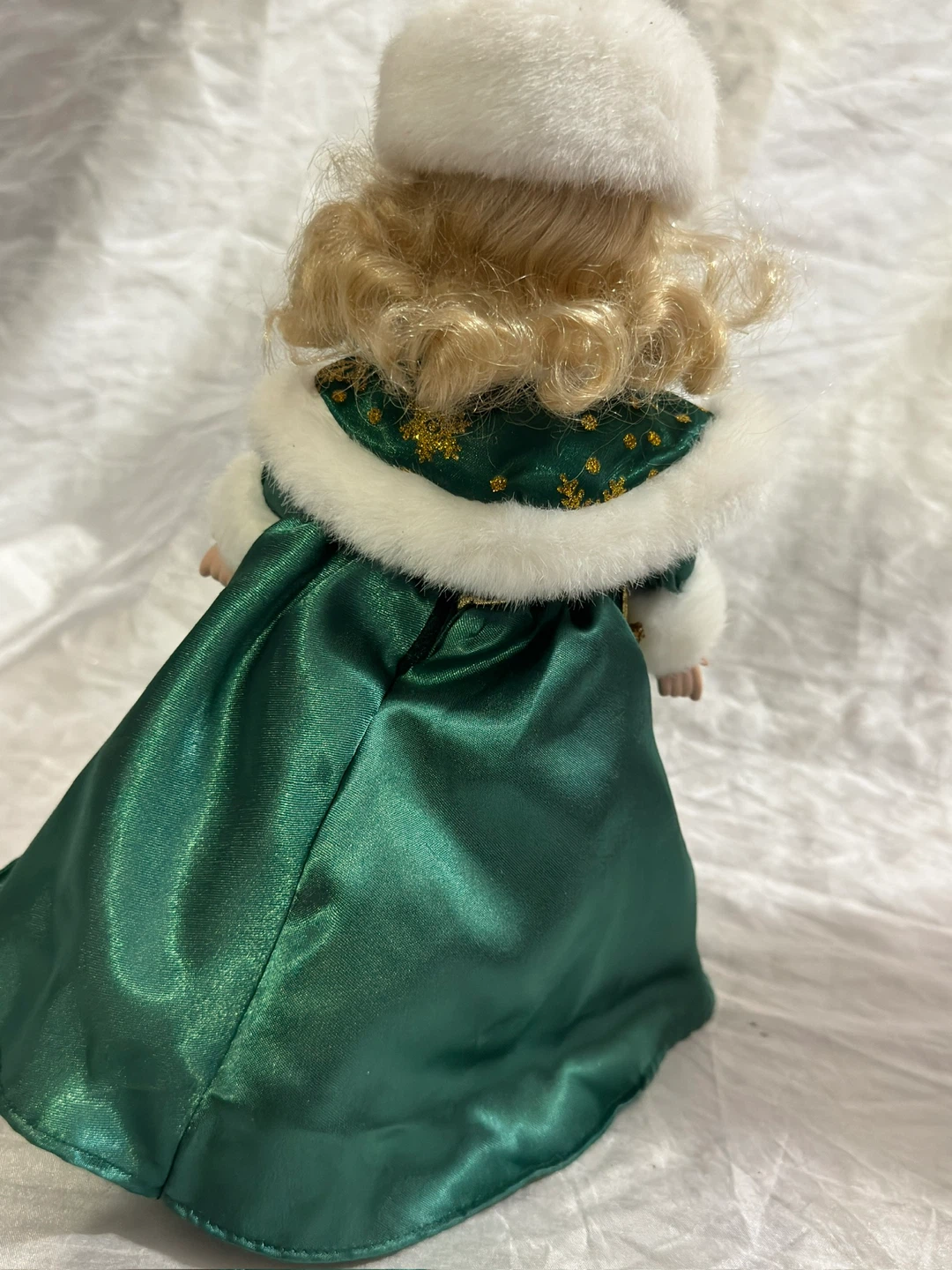 Avon 2001 Holiday Radiance Porcelain Doll Lorriane - photo 3