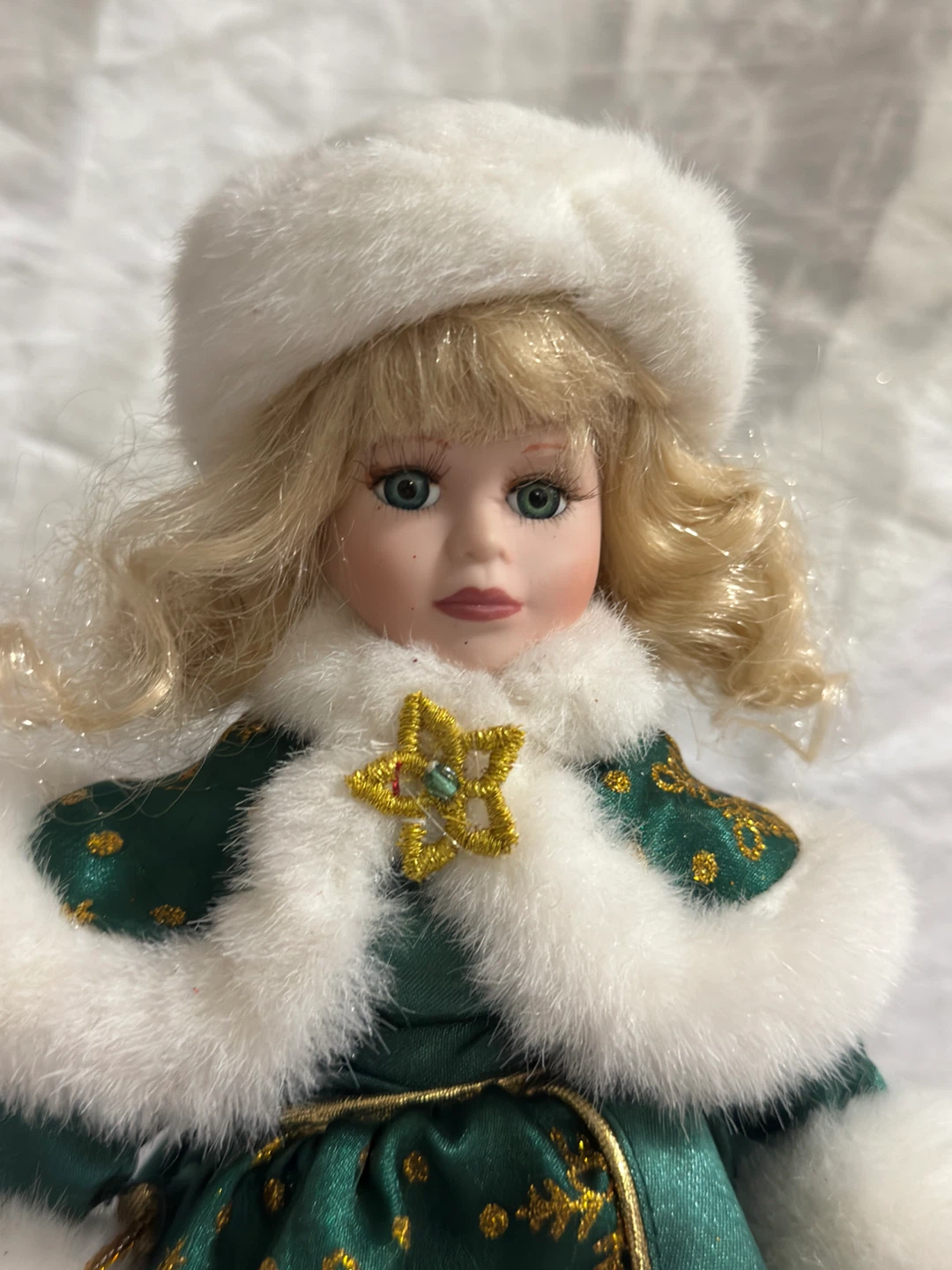Avon 2001 Holiday Radiance Porcelain Doll Lorriane - photo 2