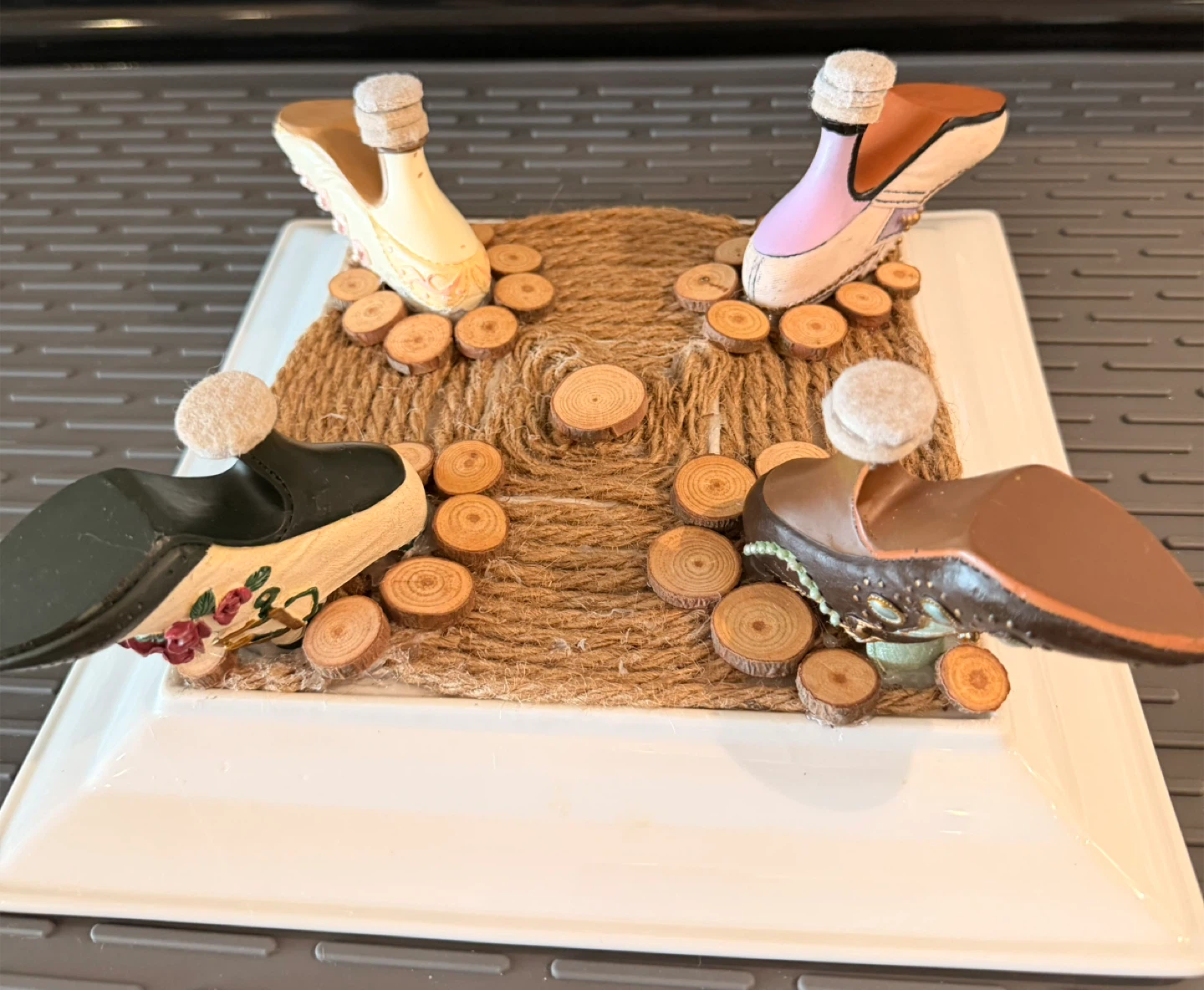 Decorative Square Plate with Shoe Figurines🏆 - photo 3