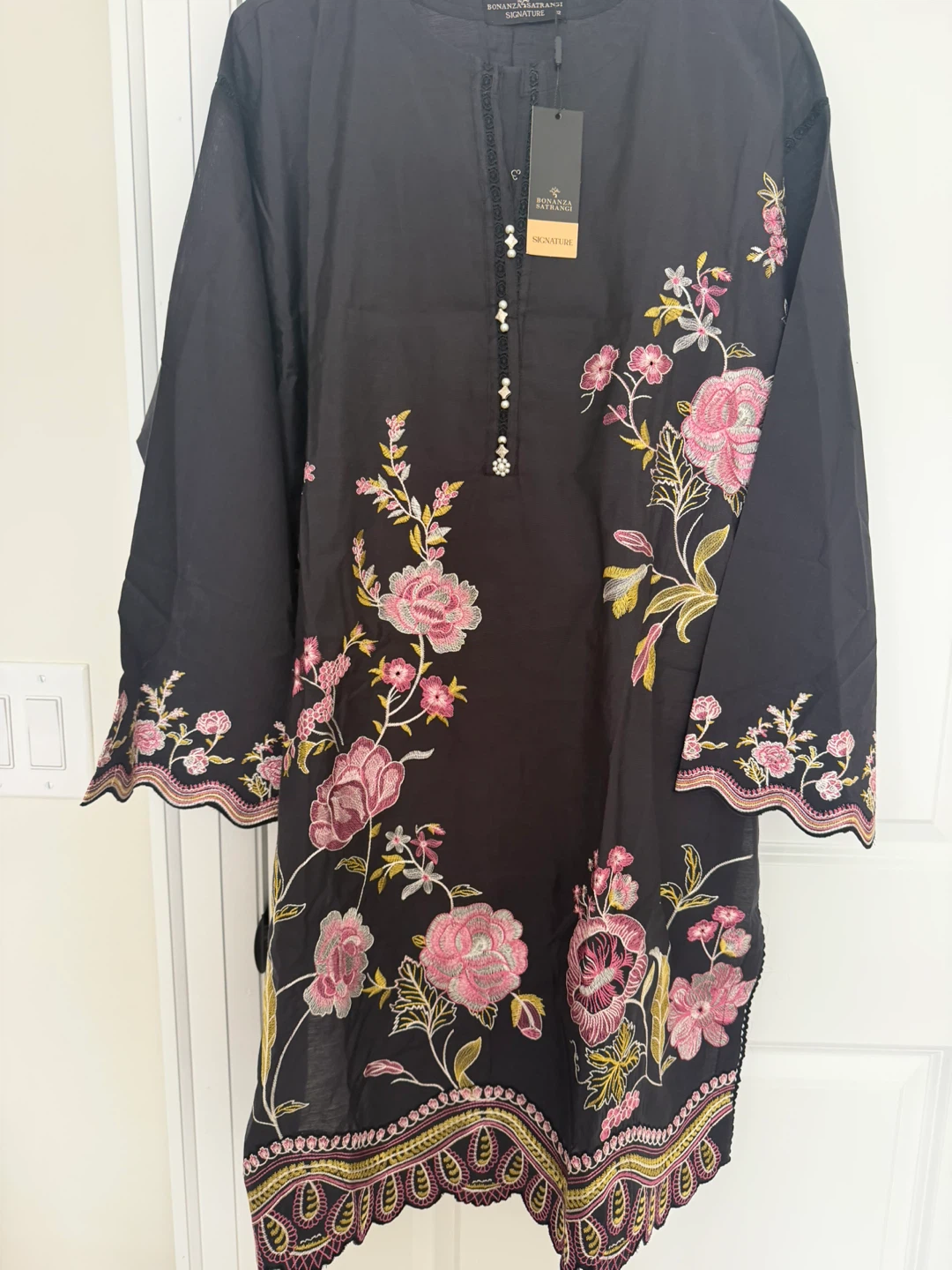 Bonanza satrangi  Black Floral Embroidered Kurti and Pants Set - photo 2