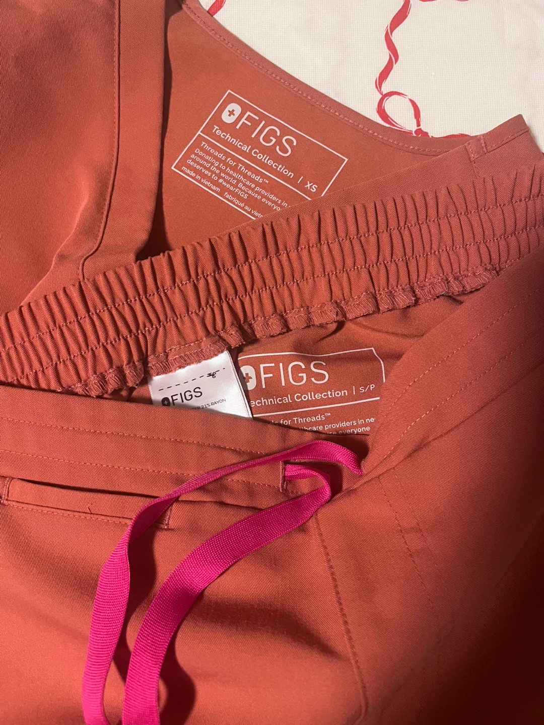 FIGS Scrub Top and Pants Set - photo 5