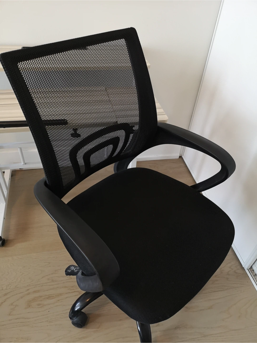 Moving SALES ! Black Mesh Office Chair with Wheels - photo 2