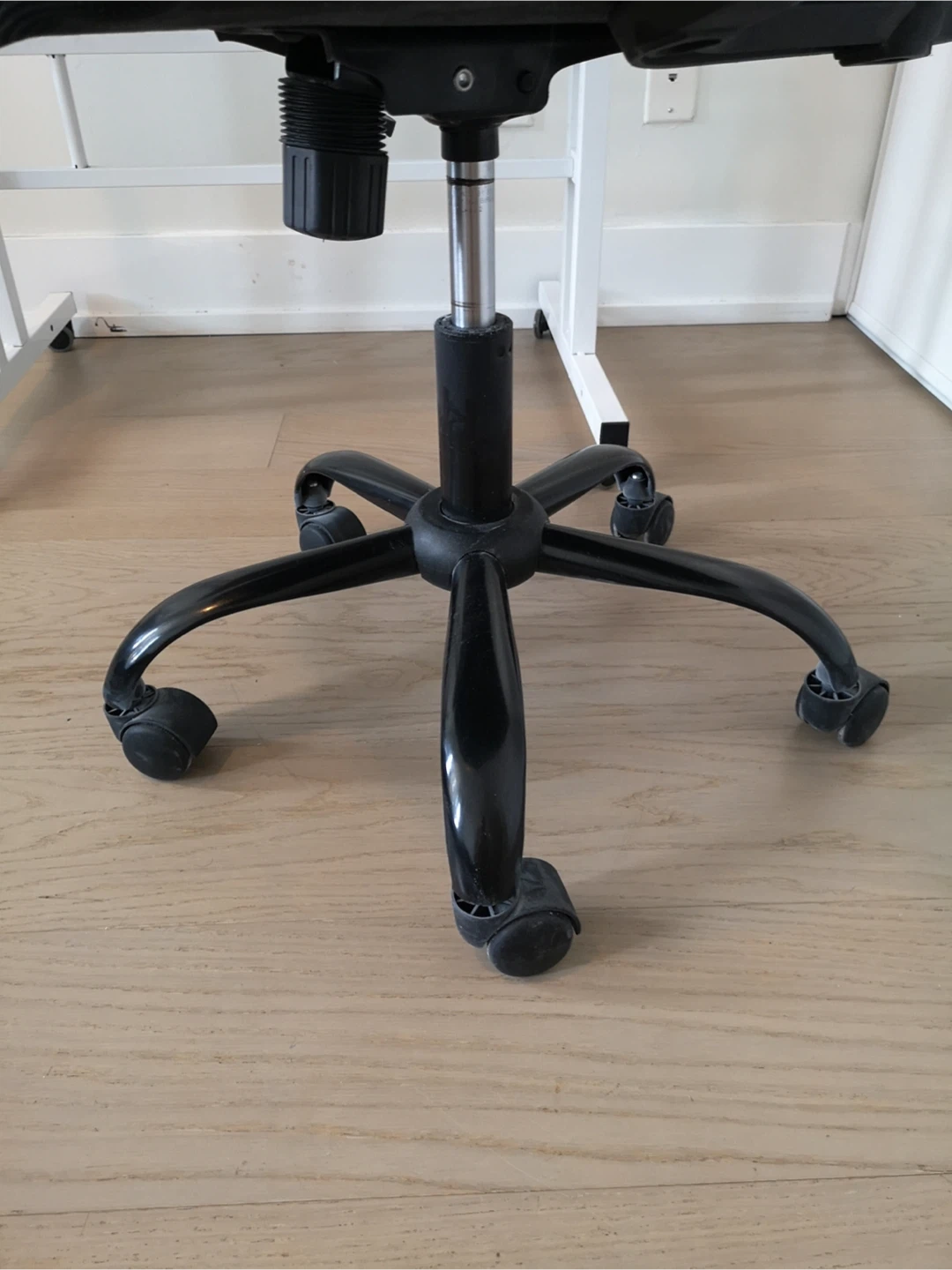 Moving SALES ! Black Mesh Office Chair with Wheels - photo 4