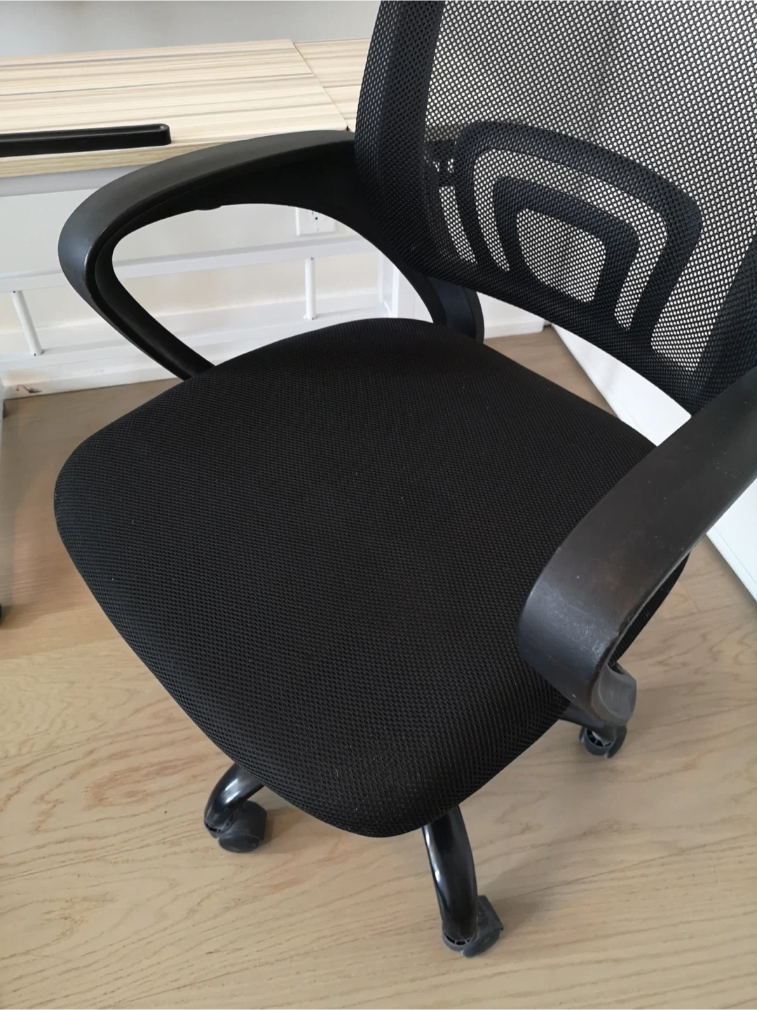 Moving SALES ! Black Mesh Office Chair with Wheels - photo 3