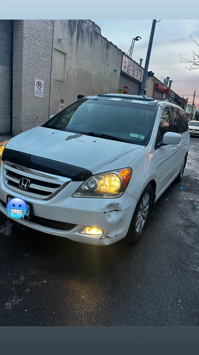 White Honda Odyssey Touring Minivan - photo 2