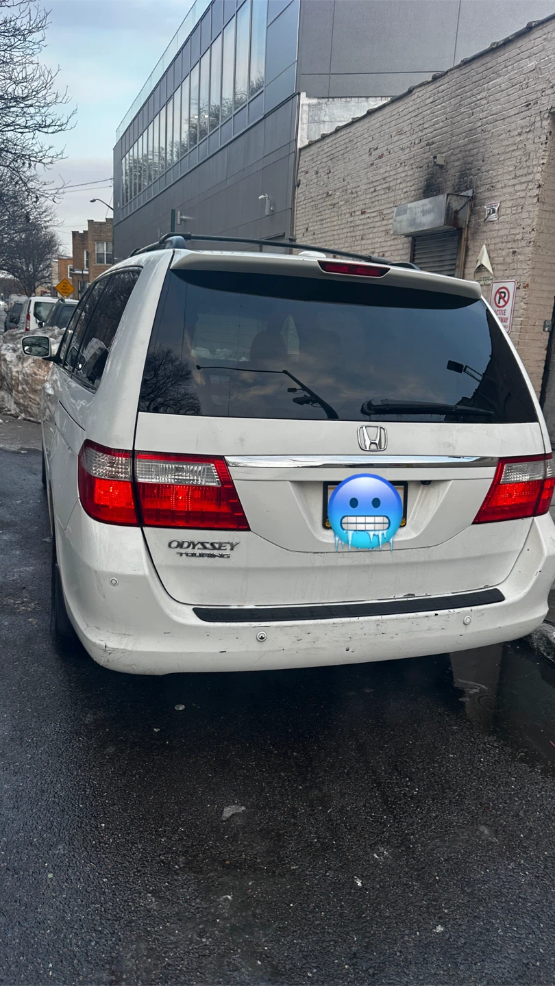 White Honda Odyssey Touring Minivan - photo 4
