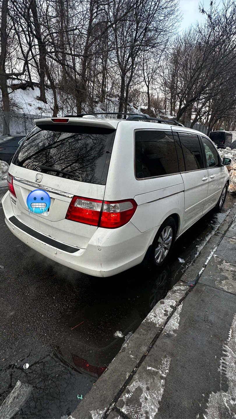 White Honda Odyssey Touring Minivan - photo 3