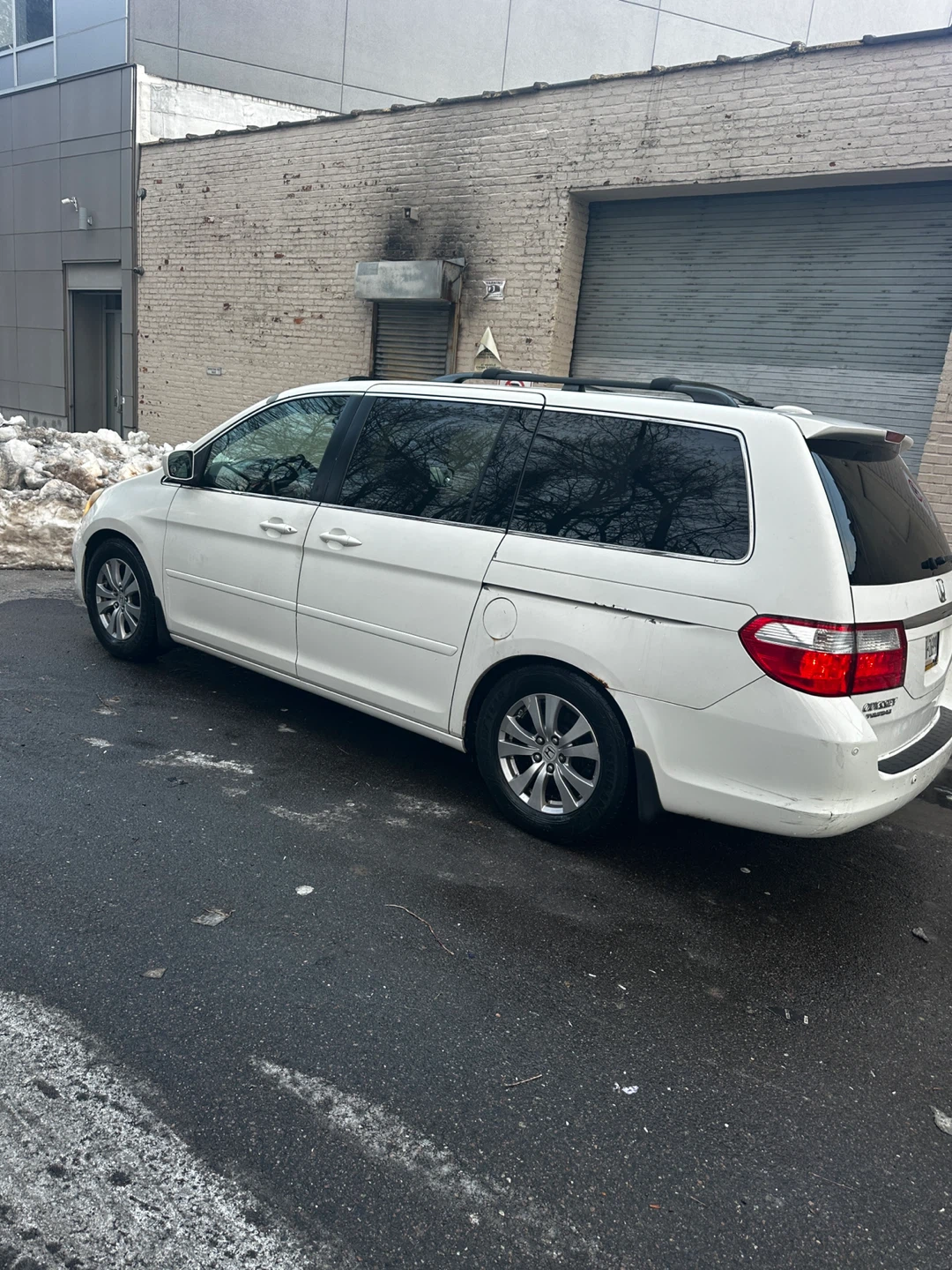 White Honda Odyssey Touring Minivan - photo 5