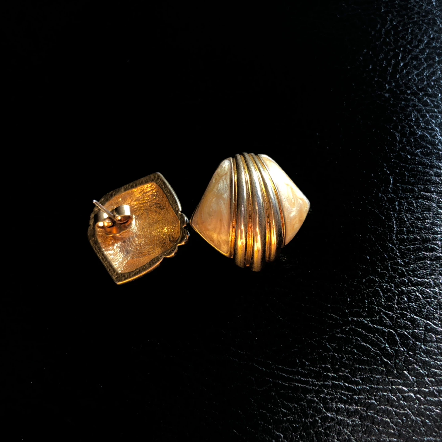Vintage Gold Tone Earrings - photo 3