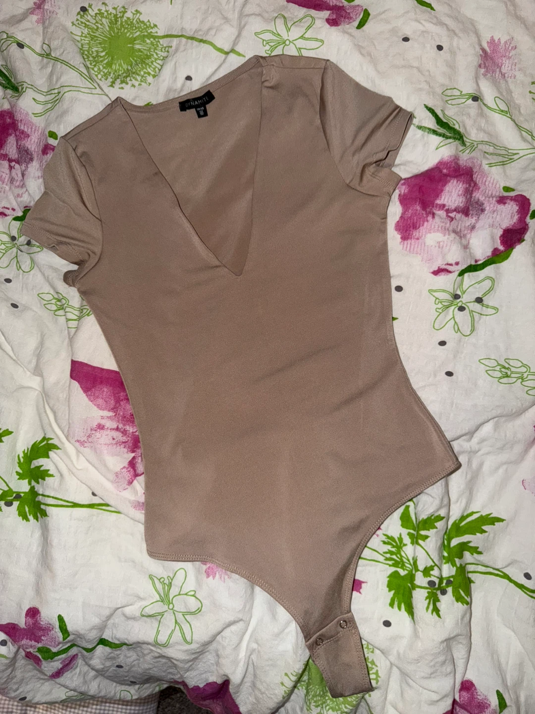 DYNAMITE Tan V-Neck Bodysuit TP/XS