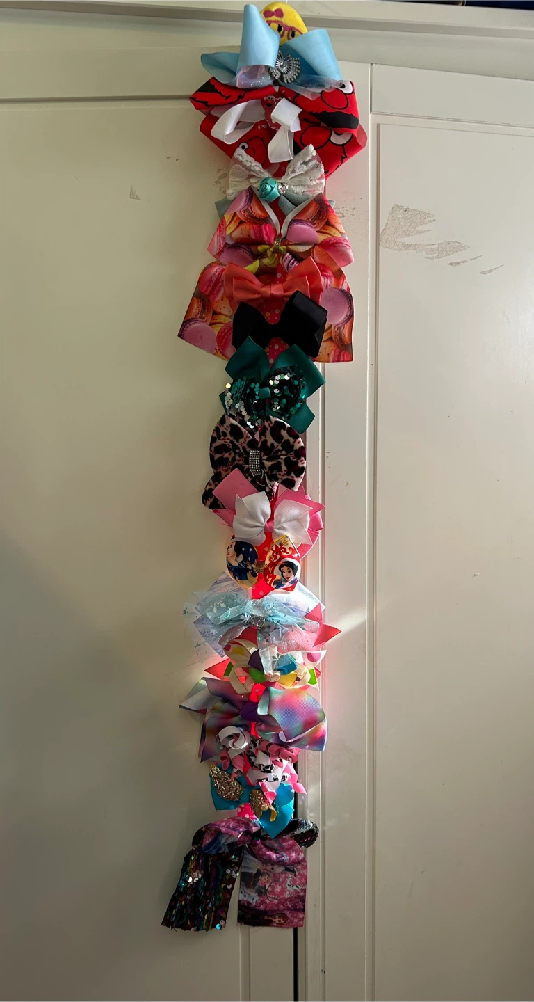 Emoji bow holder with 16 bows
